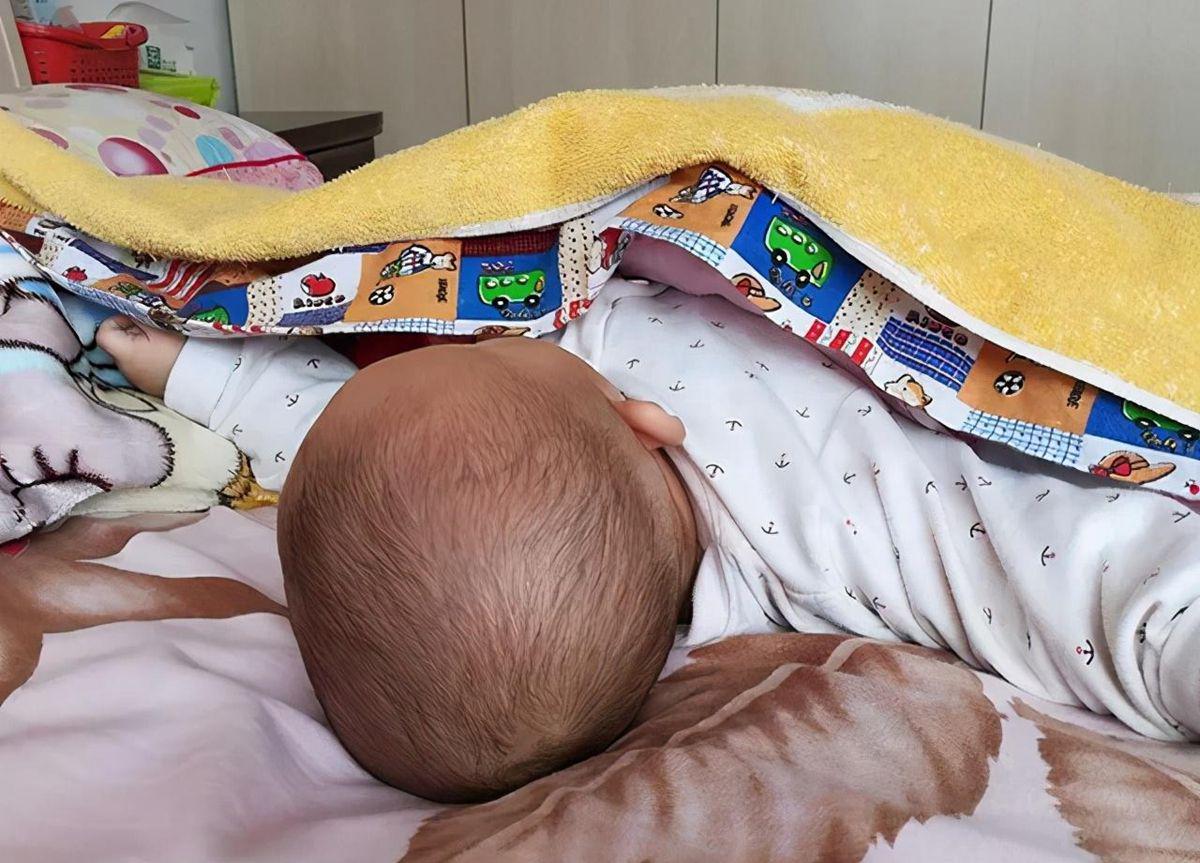 小孩睡觉满床滚怎么解决,宝宝睡觉满床滚可能不是热的原因