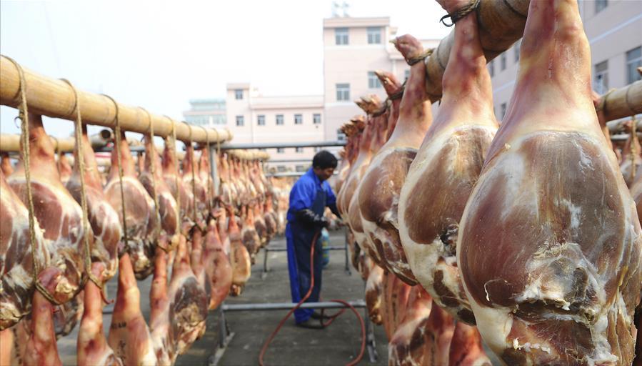 养猪大叔一年赚多少钱,四川大爷养猪完整视频