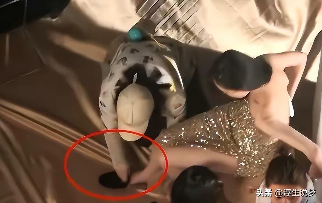 助理伺候明星跪下打伞,助理跪下伺候明星洗脚穿鞋