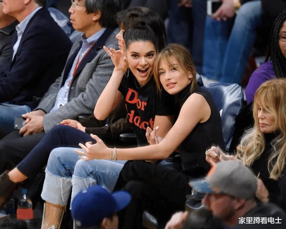 面瘫后的比伯终于笑了！熊抱亚瑟小子撒娇，与老婆海莉度假秀恩爱