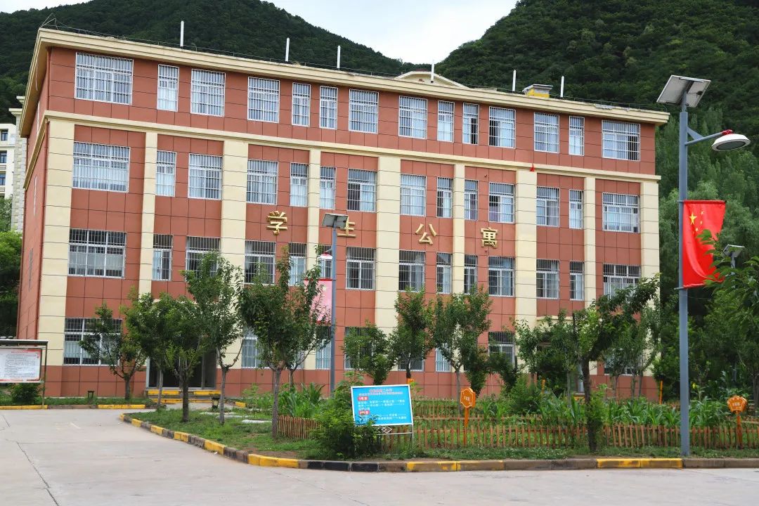 创建国家义务教育优质均衡发展县|走,到黄龙县第二小学看一看!