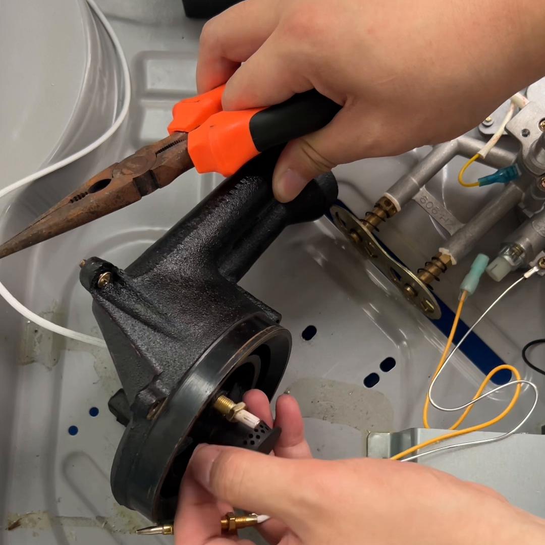 燃气灶头生锈严重怎么更换,燃气灶生锈了怎么拆开