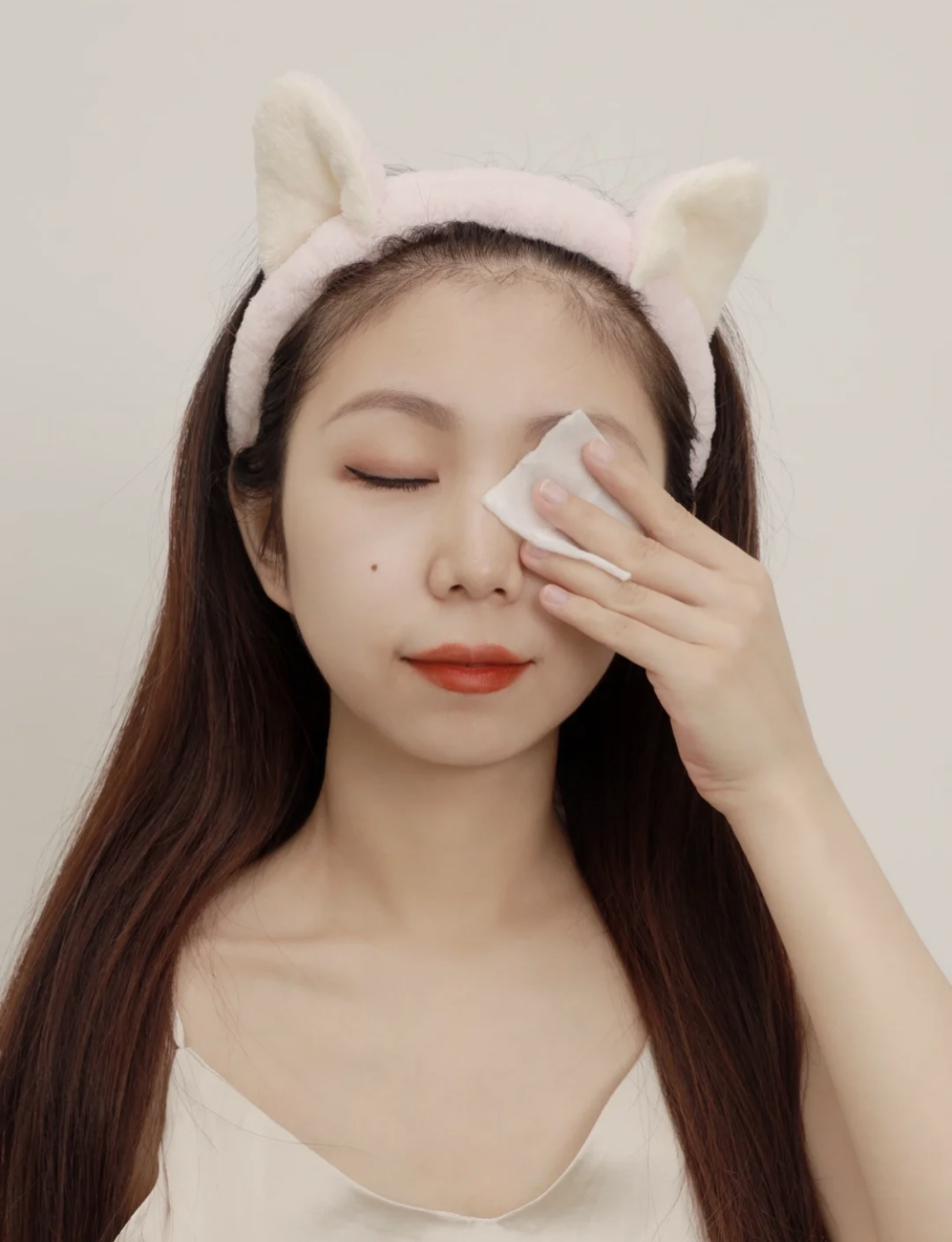 皮肤容易暗沉长痘怎么化妆,经常化妆护肤推荐什么精华