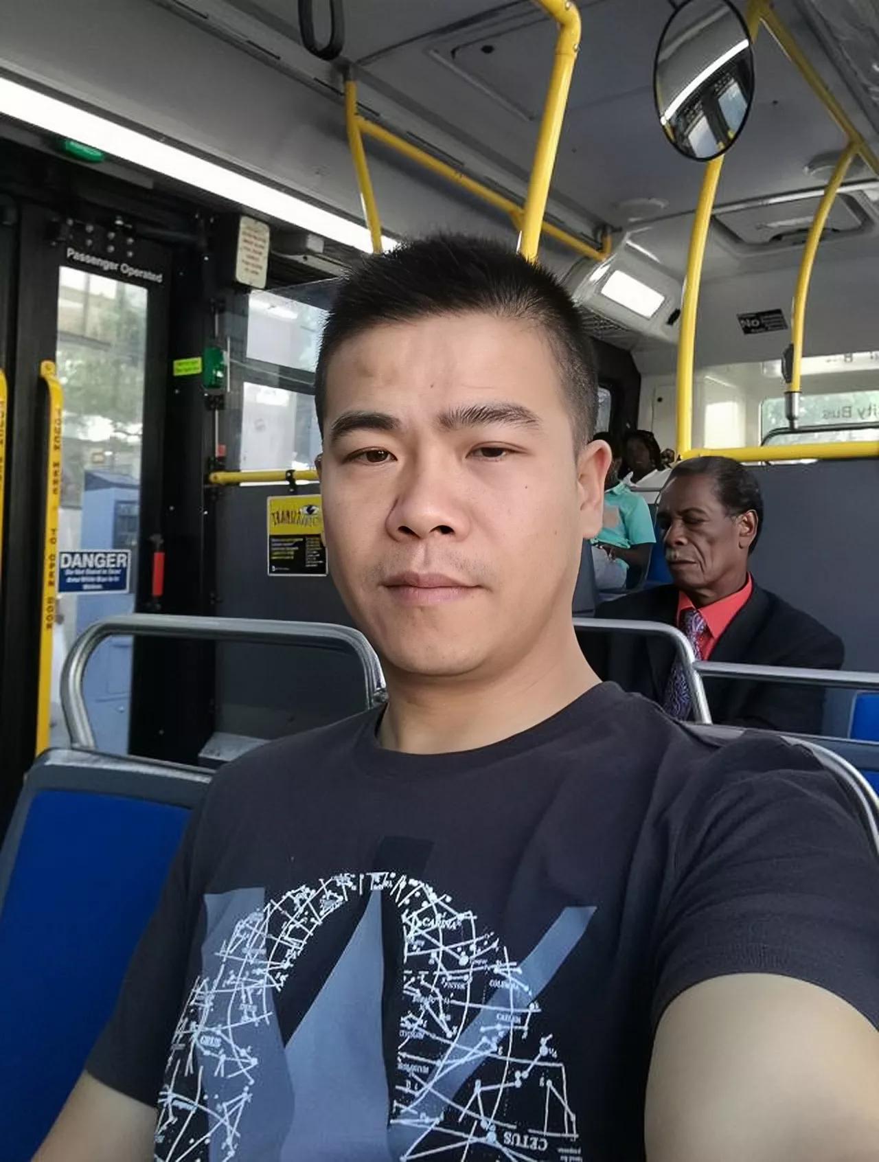 美国开网约车月入5万,小伙跑网约车月入过万