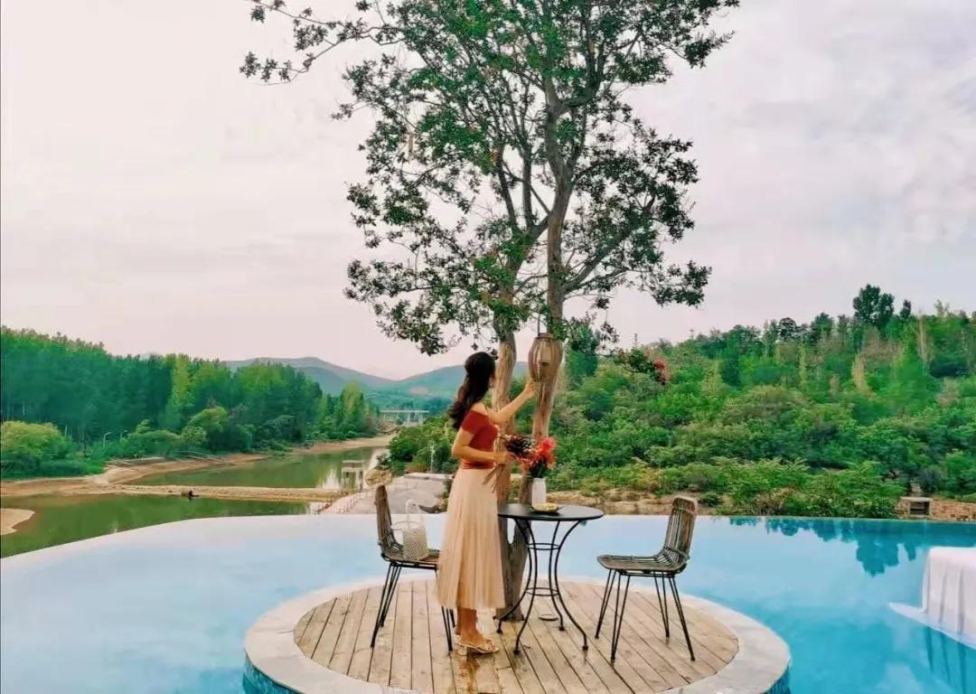 神仙眷侣辞掉高薪工作，爆改废弃山谷，悬崖高空造无边恒温泡池