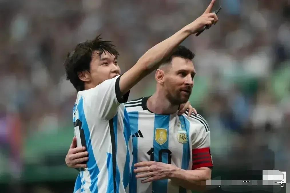 中国小伙合影梅西,中国少年拥抱梅西