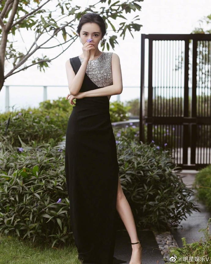 杨幂的时尚之道：黑色挖空露腰裙与鱼尾辫的完美搭配，干练而性感
