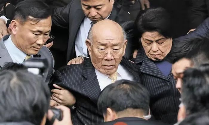 玩弄女明星、割小三子宫、贪污12亿元,韩国前总统一家多疯狂?