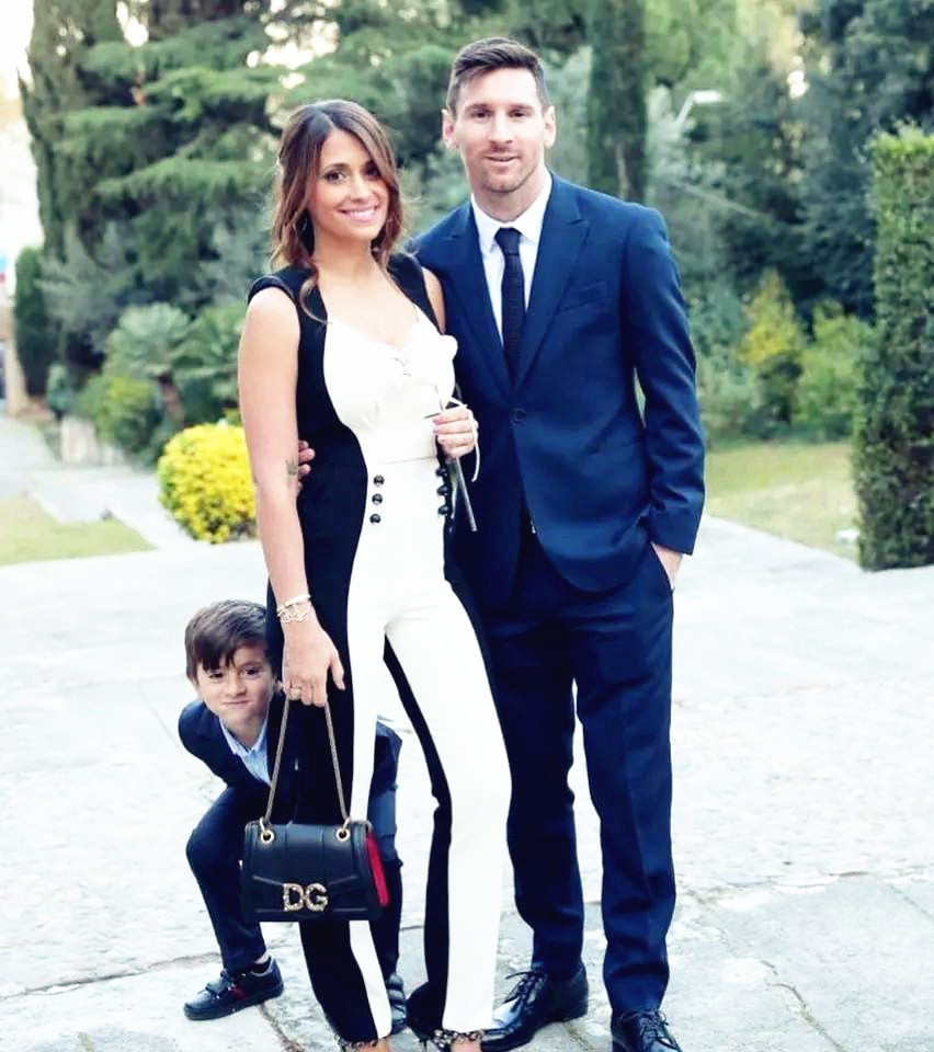 梅西妻子穿金色吊带,梅西老婆穿西服