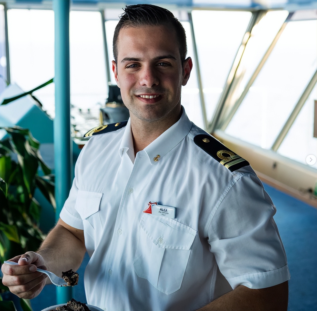 美国单身辣妈网恋假帅哥被威胁p裸照！逃脱后遇照片真人甜蜜热恋