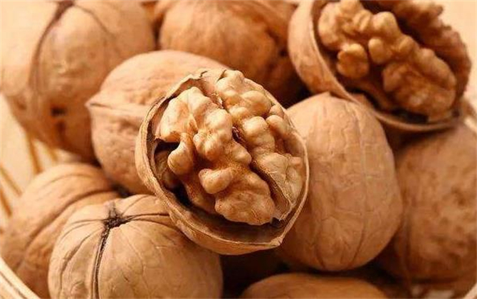 剥好的干核桃怎么去除外皮,快速去掉核桃外皮的方法