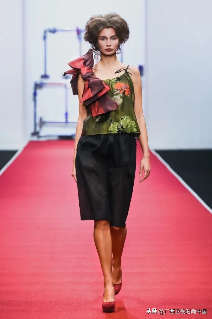 超大纱蝴蝶结怎么搭配,两个小蝴蝶结怎么搭配甜美