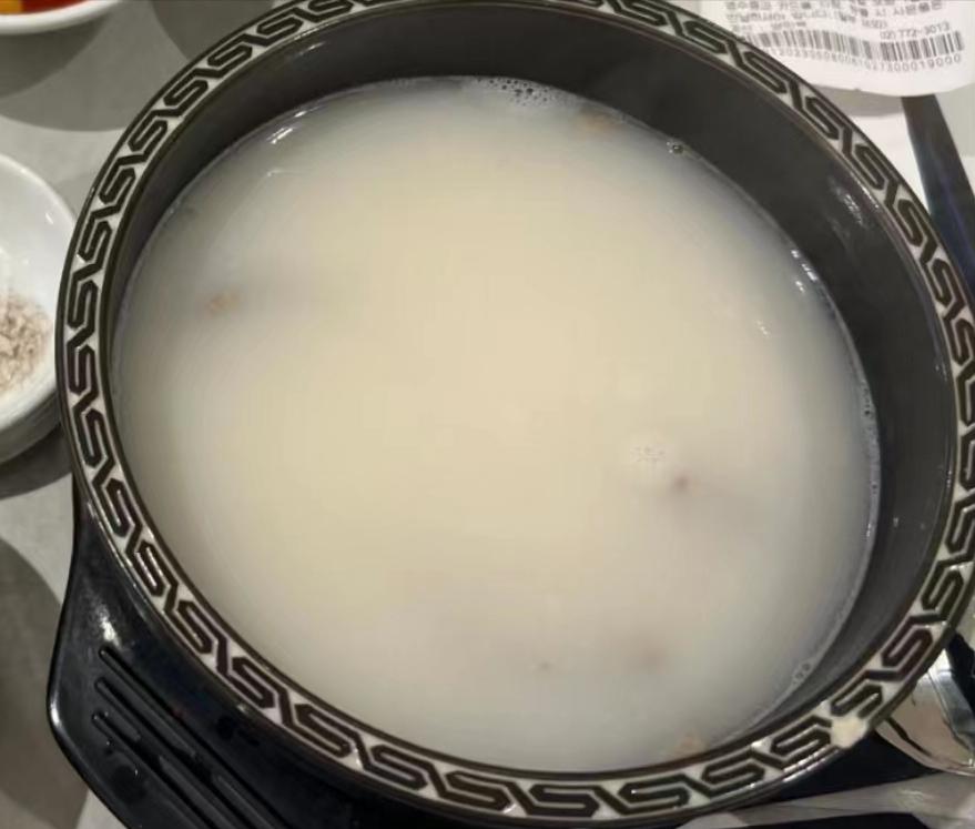 百元大韩泡饭看傻中国游客吐槽天价却遭媚韩华人*攻围**：不准贬韩