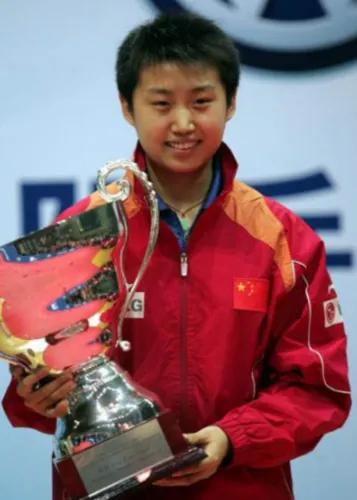 国乒女队王楠,王楠张怡宁女乒团体比赛视频