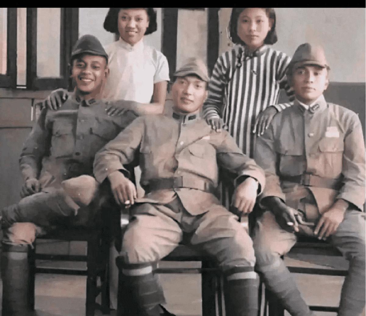 1949年，毛主席进北平时的一组老照片，穿着军棉大衣气场强大