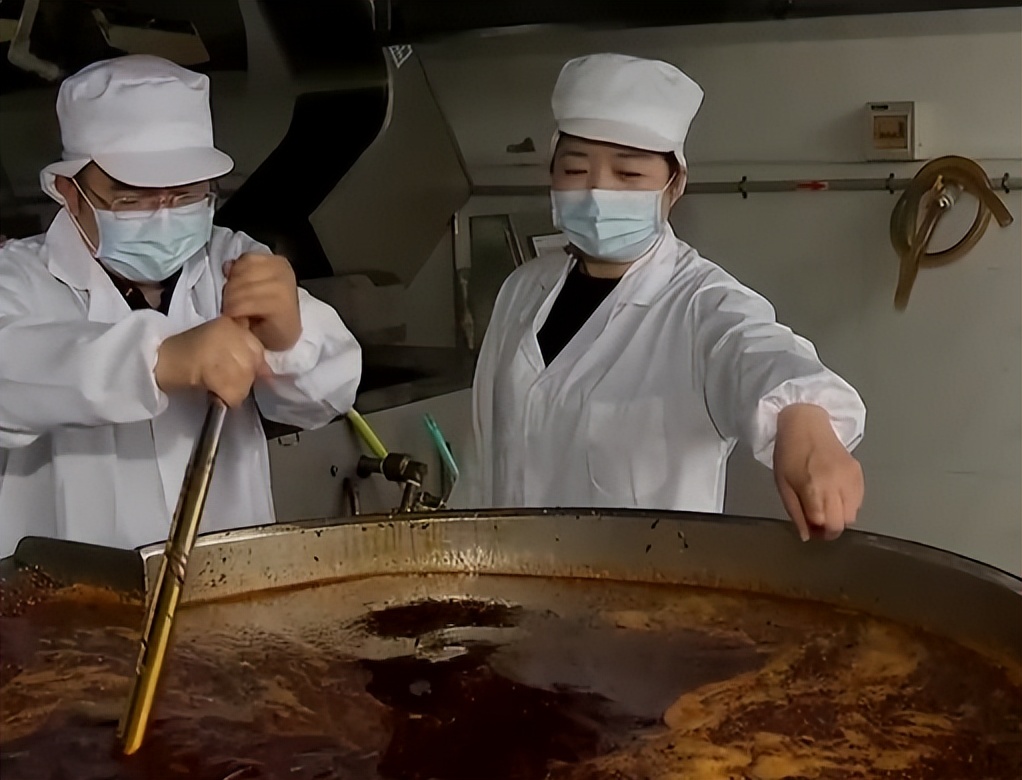 农村姑娘隐居深山创业养鸡,打工妹林下养鸡年入20万