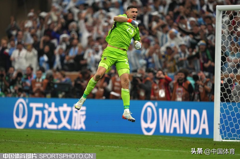 卡塔尔世界杯阿根廷捧起大力神杯,卡塔尔世界杯阿根廷大力神杯