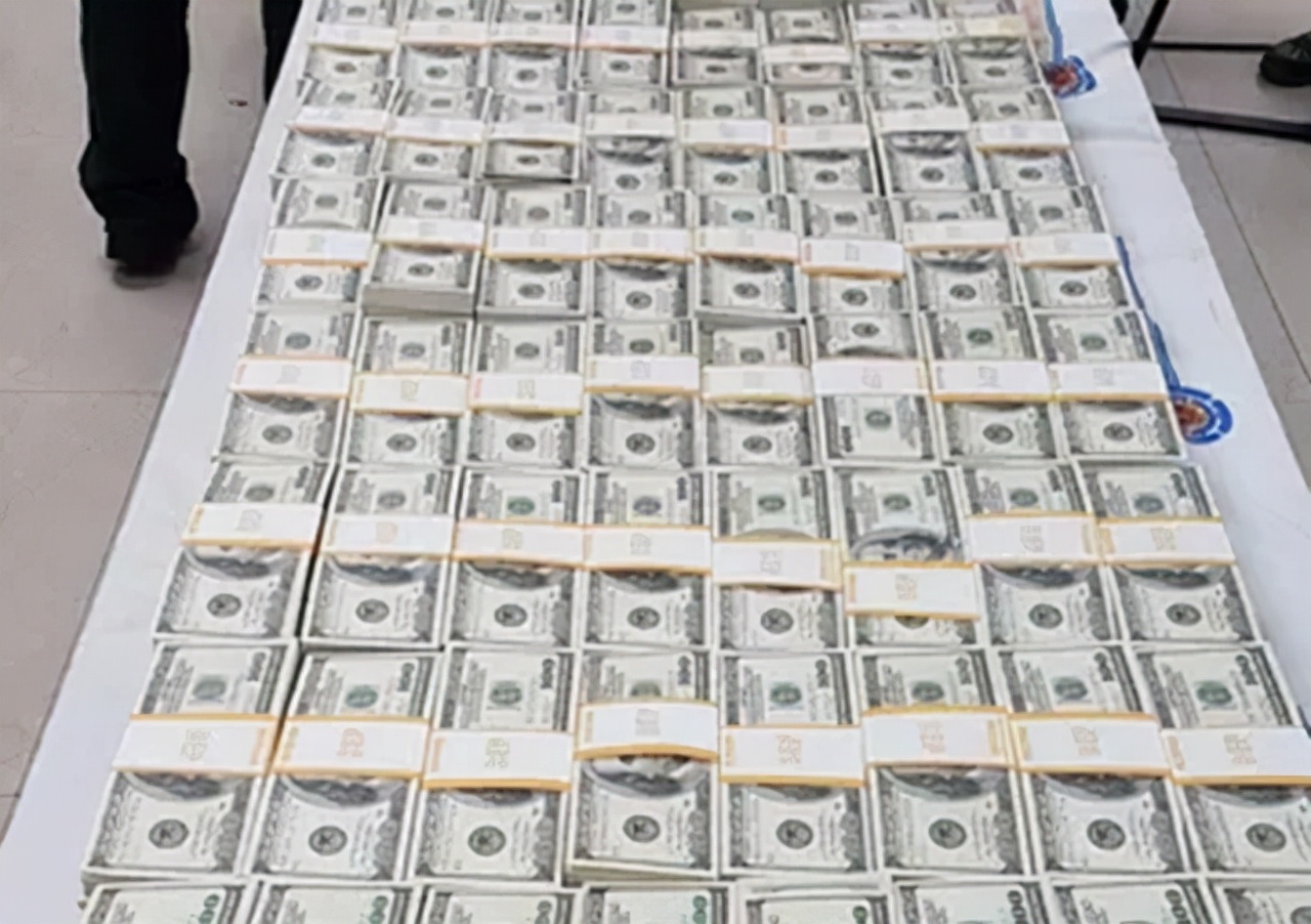 上海小伙成墨西哥毒枭,却未向中国贩毒,密室中成捆美钞垒成高台