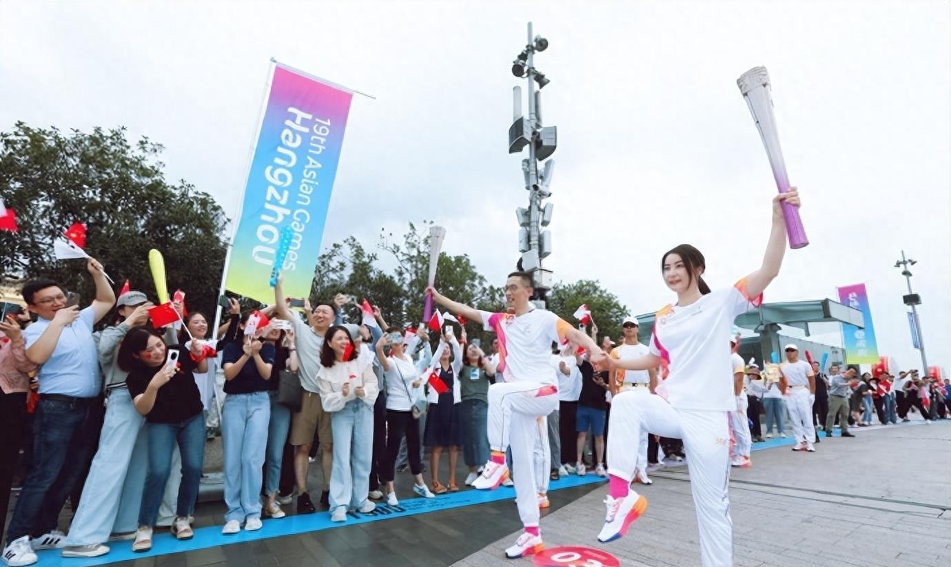 朱玲玲霍震霆对郭晶晶的评价,朱玲玲与郭晶晶结婚照