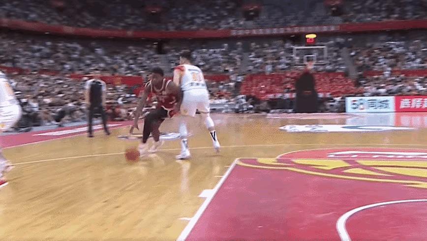 骄兵必败!主场哨也救不了深圳队被1.9秒绝杀,球迷愤怒误判太多