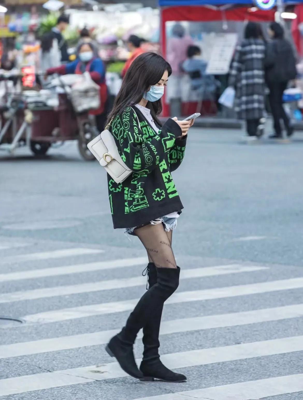 看街拍学穿搭,coach蔻驰老花包托特包搭配