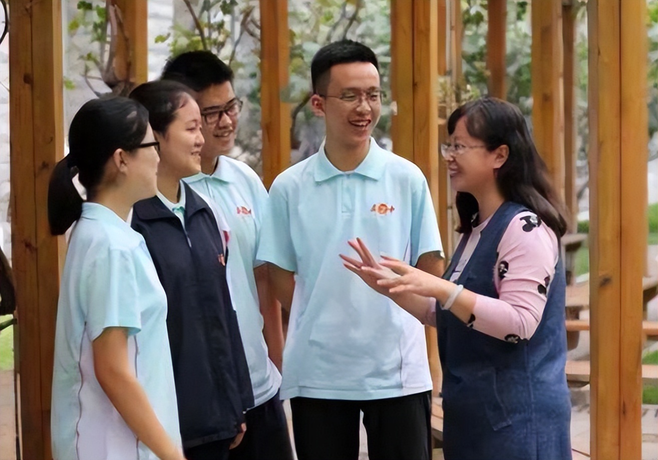 “根都坏了，别教了”，广东女学生违反纪律后，不少人都在劝老师