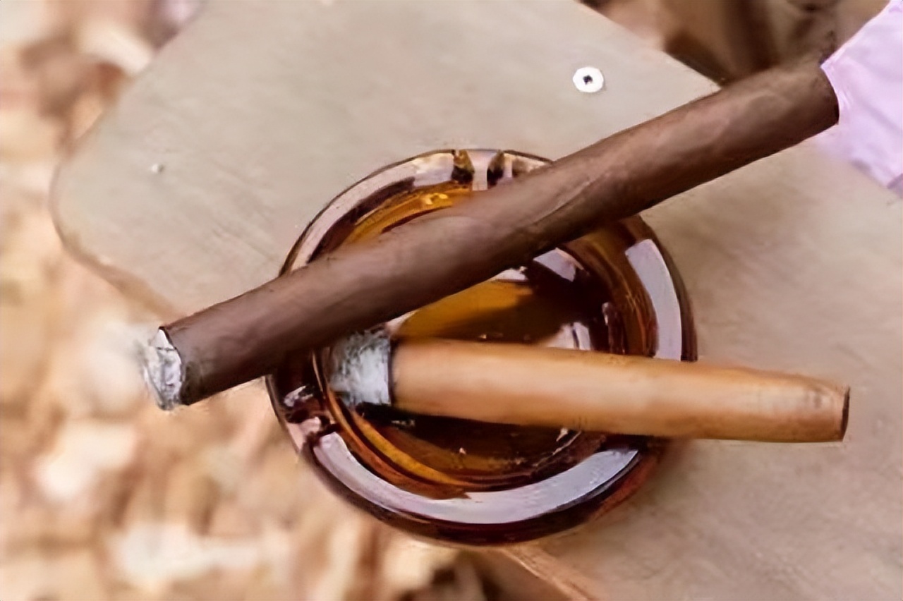 见*先念李**抽雪茄，毛主席看了半天：你有这么好的烟，怎么不告诉我