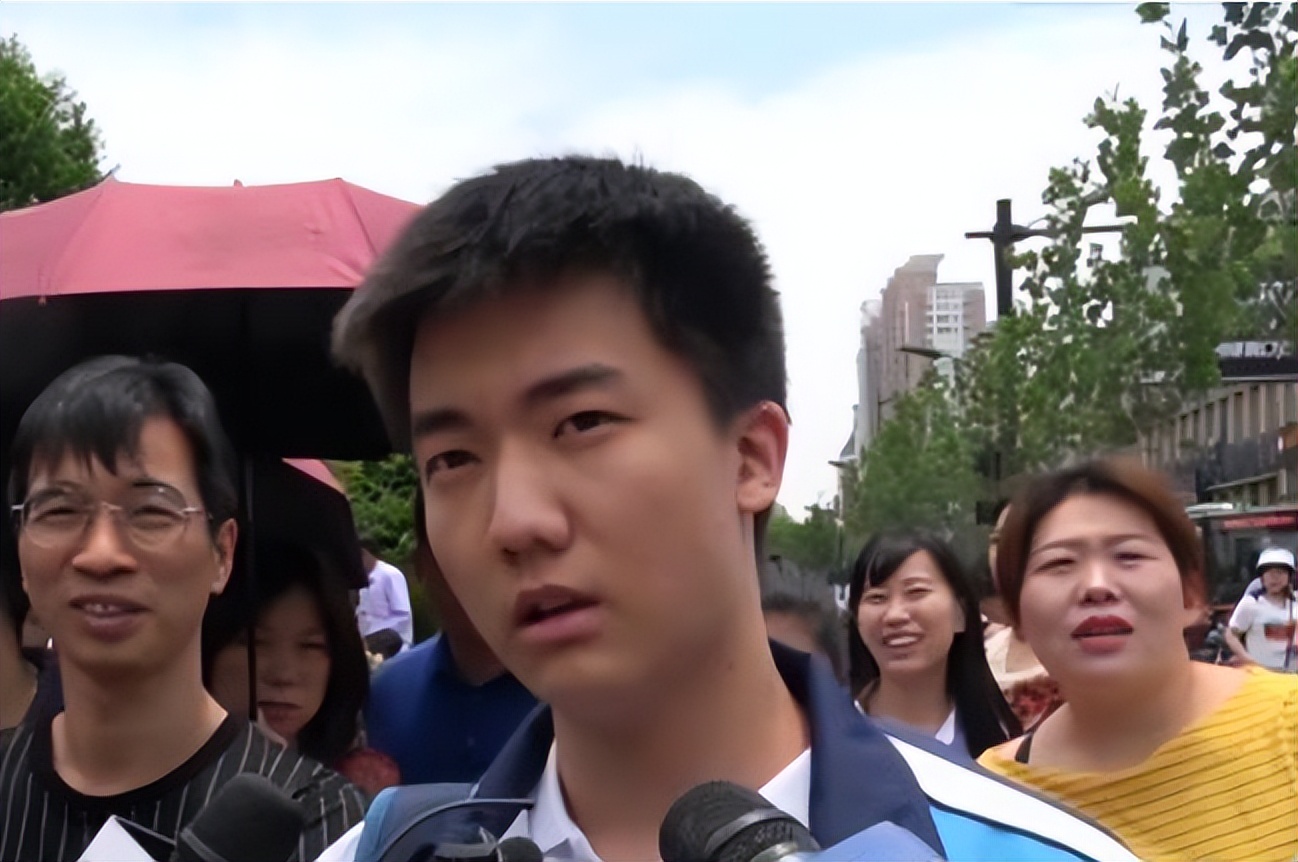 高考第一个交卷称高考太简单,声称考题太简单最后考了多少分