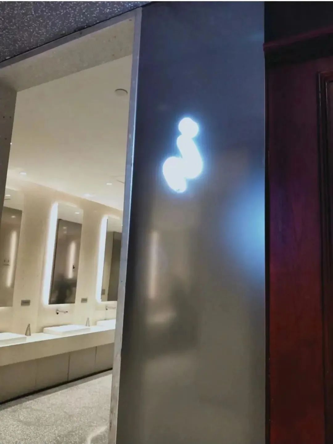 奇葩厕所图标设计,这个厕所标志很有创意