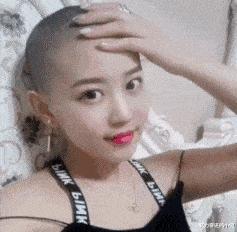 女生上学和出去玩的区别,女生在上课穿校服