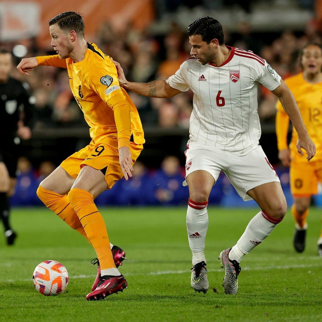 3:0！荷兰开倒车，曼城铁卫梅开二度，巴萨弃将逼近范佩西纪录