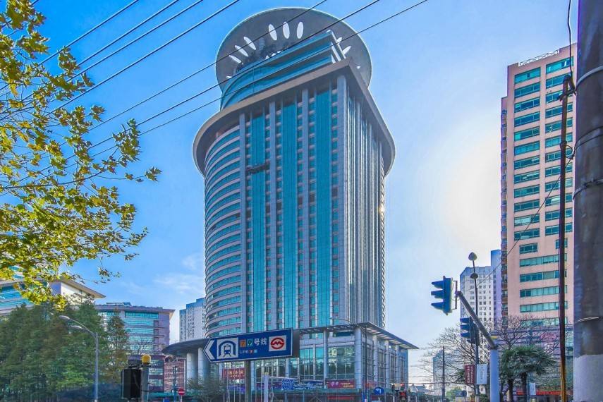 温商王均瑶近况,浙商传奇王均瑶