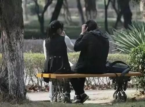 恶心，大学情侣在操场上“发生关系”视频被曝光，校园内外哗然