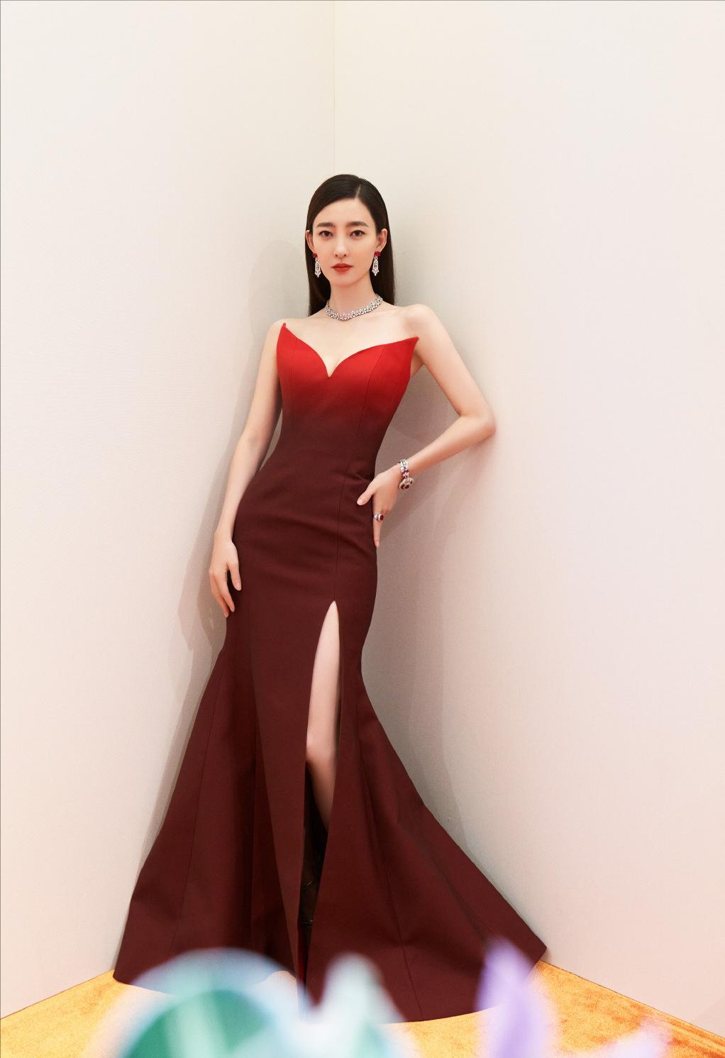 赵露思红毯一言难尽,赵露思倪妮红毯