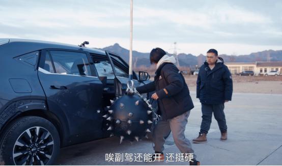 请注意这不是电影特效！影酷在非人道“虐车”下存活了！