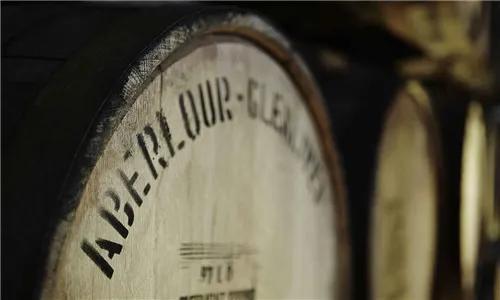 威士忌为什么要在橡木桶中陈酿,陈酿威士忌的橡木桶能循环使用么