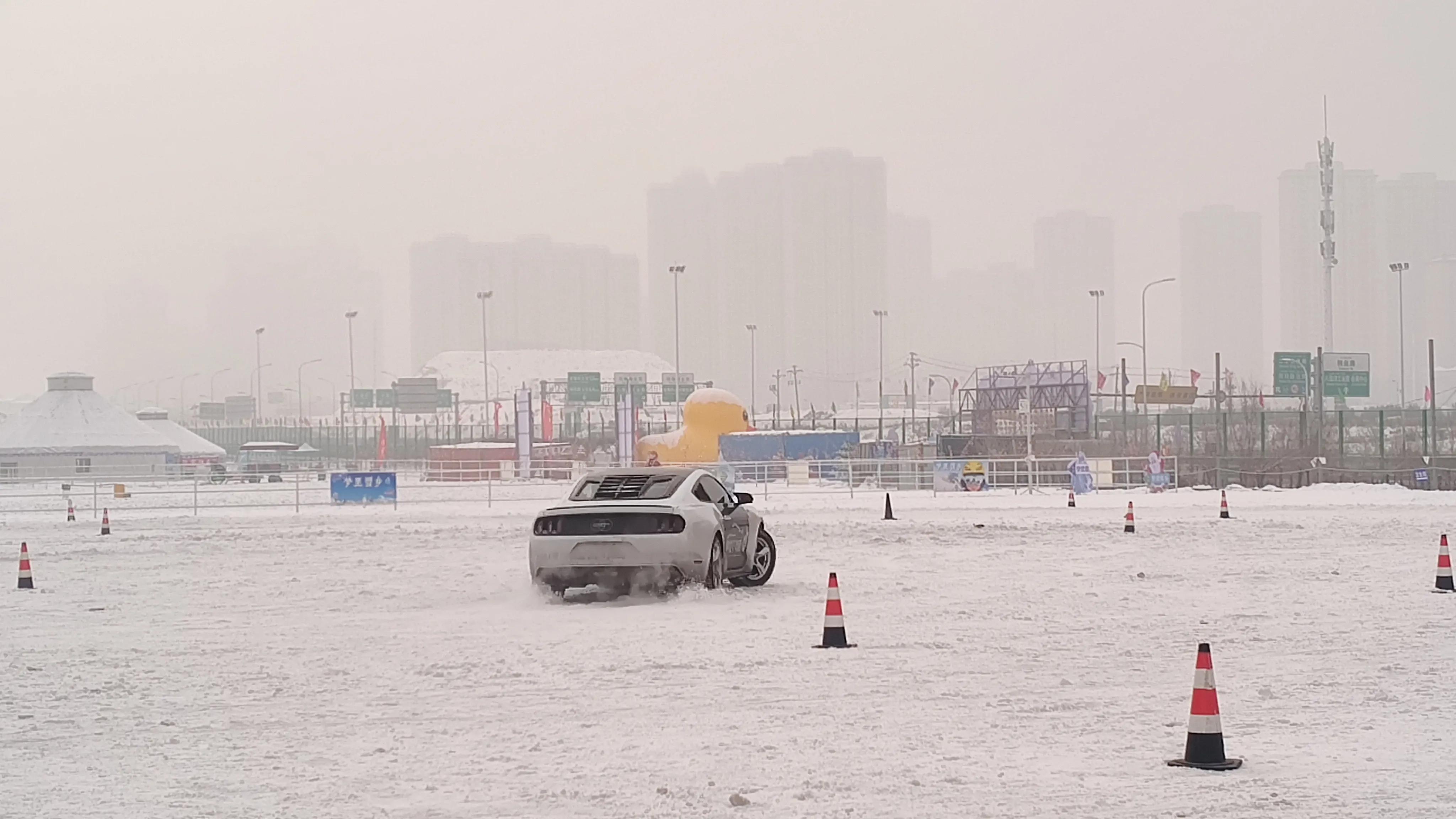乌鲁木齐1413文化体育产业园汽车冰雪漂移上演“激情与速度”