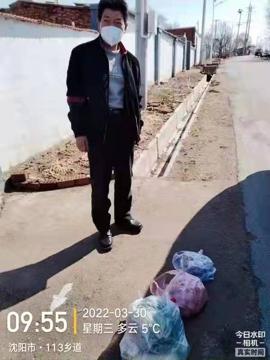 党员志愿者变身跑腿儿,志愿者化身背篓君为居民送物资