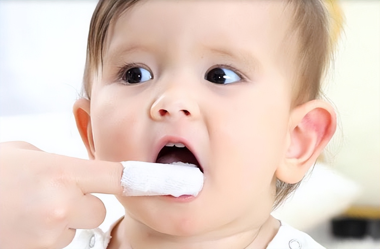 照顾宝宝时，别忽视口腔护理！需做好4件事，将来才不容易长黑牙