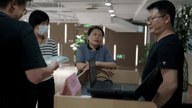 57岁北漂女工，在女厕3㎡管道间里画画：这里安放我的灵魂