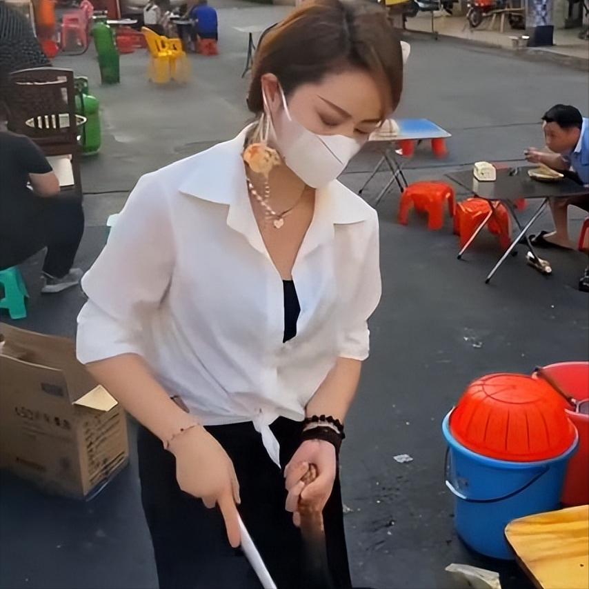 美女打扮精致摆地摊卖炒粉,东莞气质美女街边炒粉