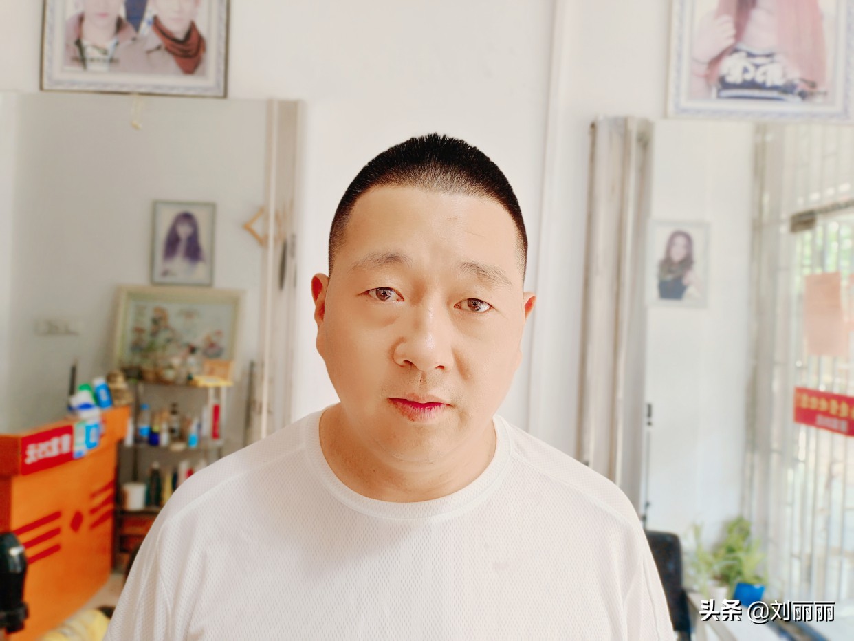 男士发型两边剪短刘海层次感,今年最流行烫什么发型男士