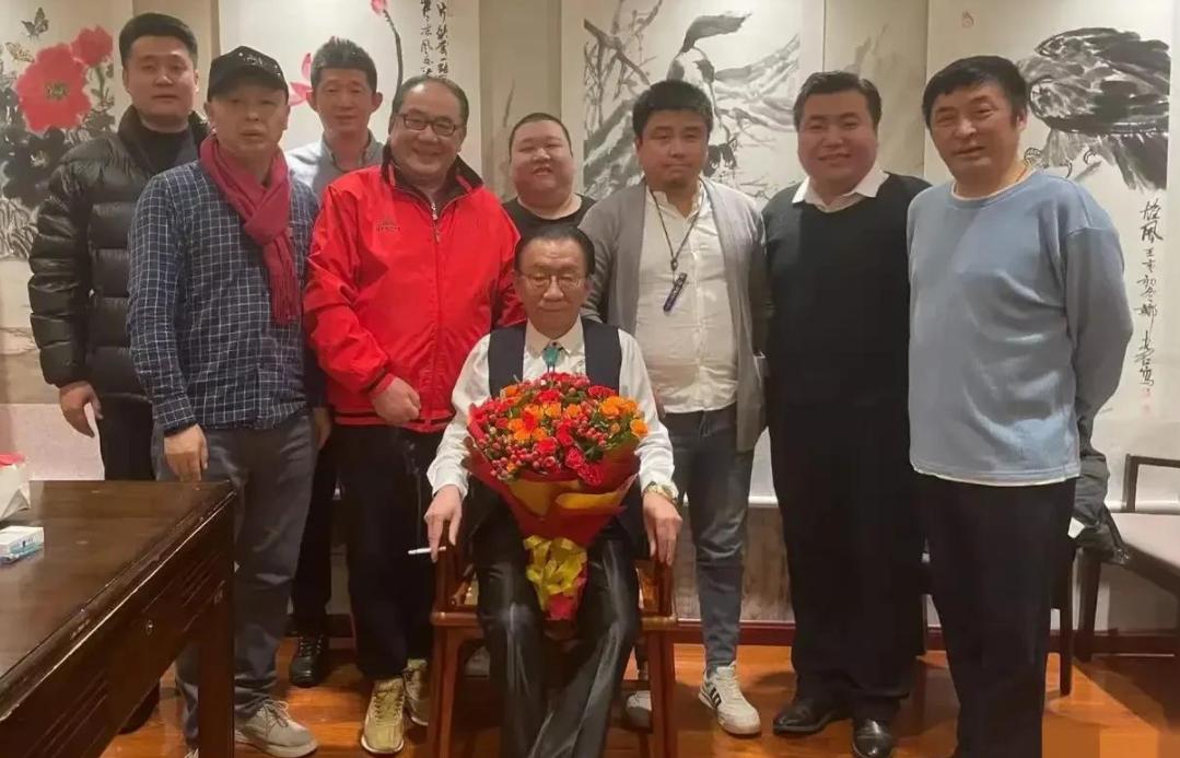 侯耀华76岁生日，抽8元香烟戴金表系爱马仕皮带，未见爱徒何云伟