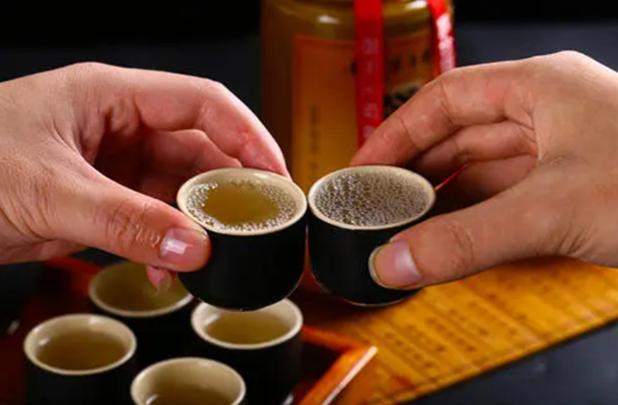 黄酒传承至今，为啥一直“酒在囧途”？内行人：这4个弊端比较突兀