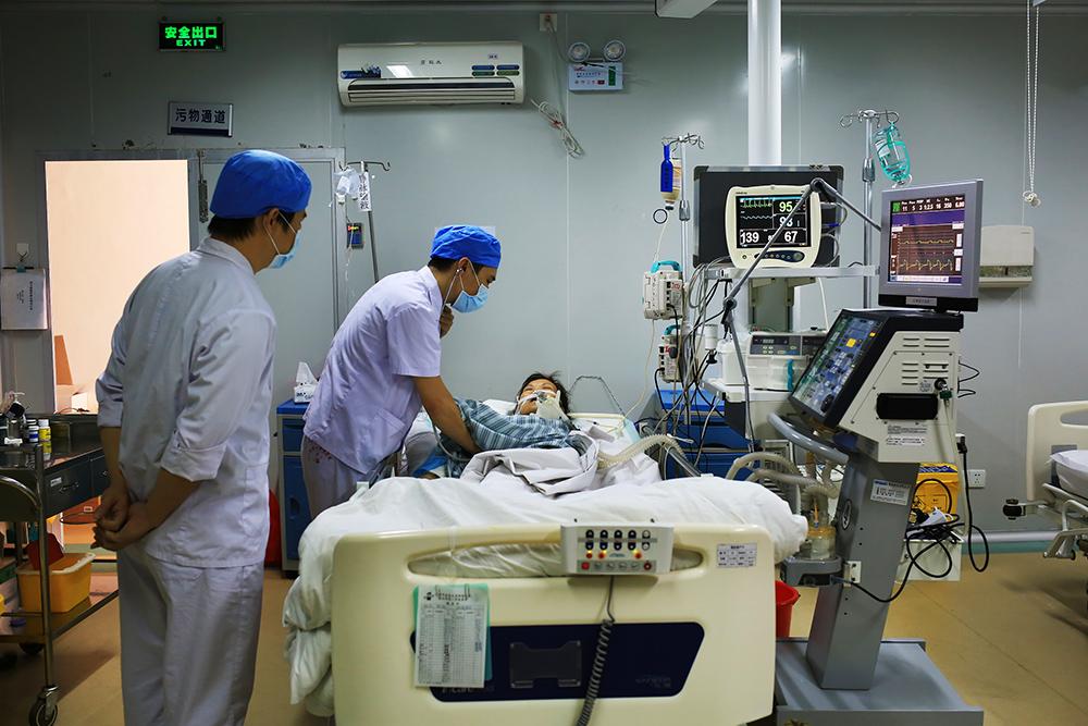 河南女孩发朋友圈借钱，将近300个陌生人给她转账，一晚到账30万