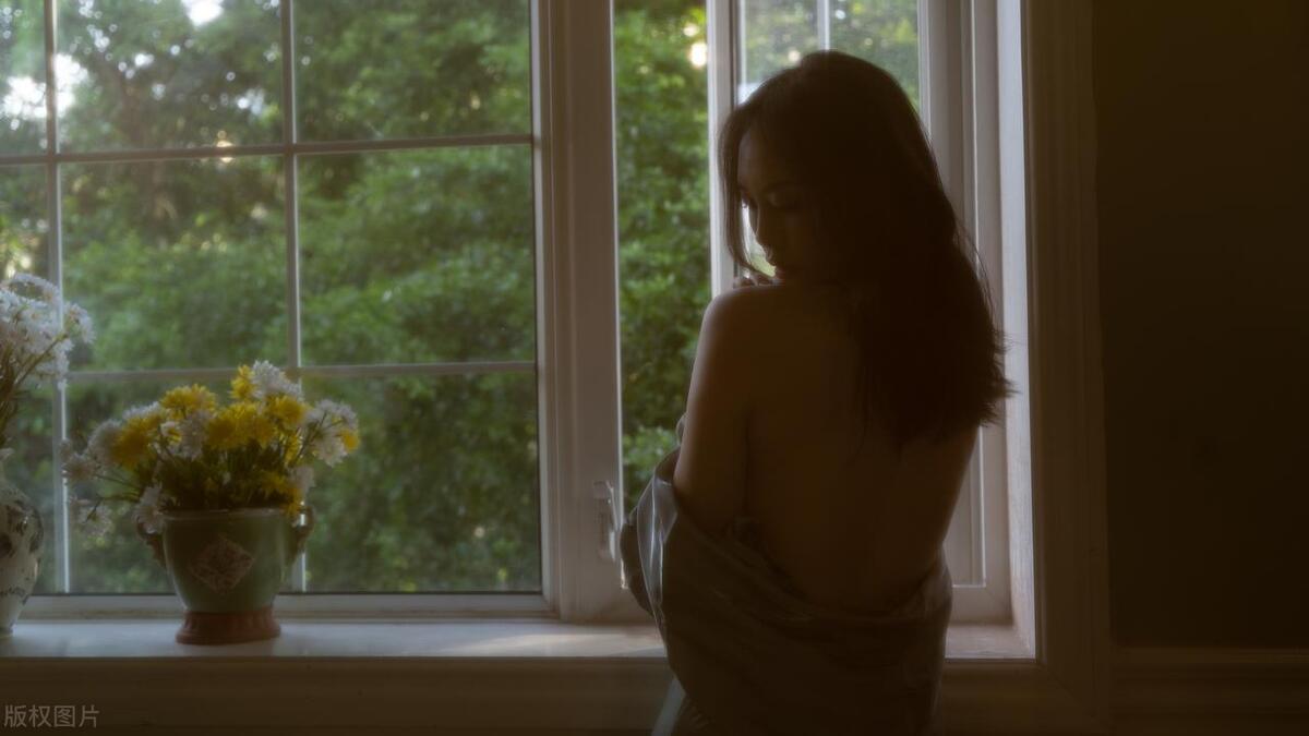 小三被剃头发、扒衣服，塞辣椒，越南原配当街收拾