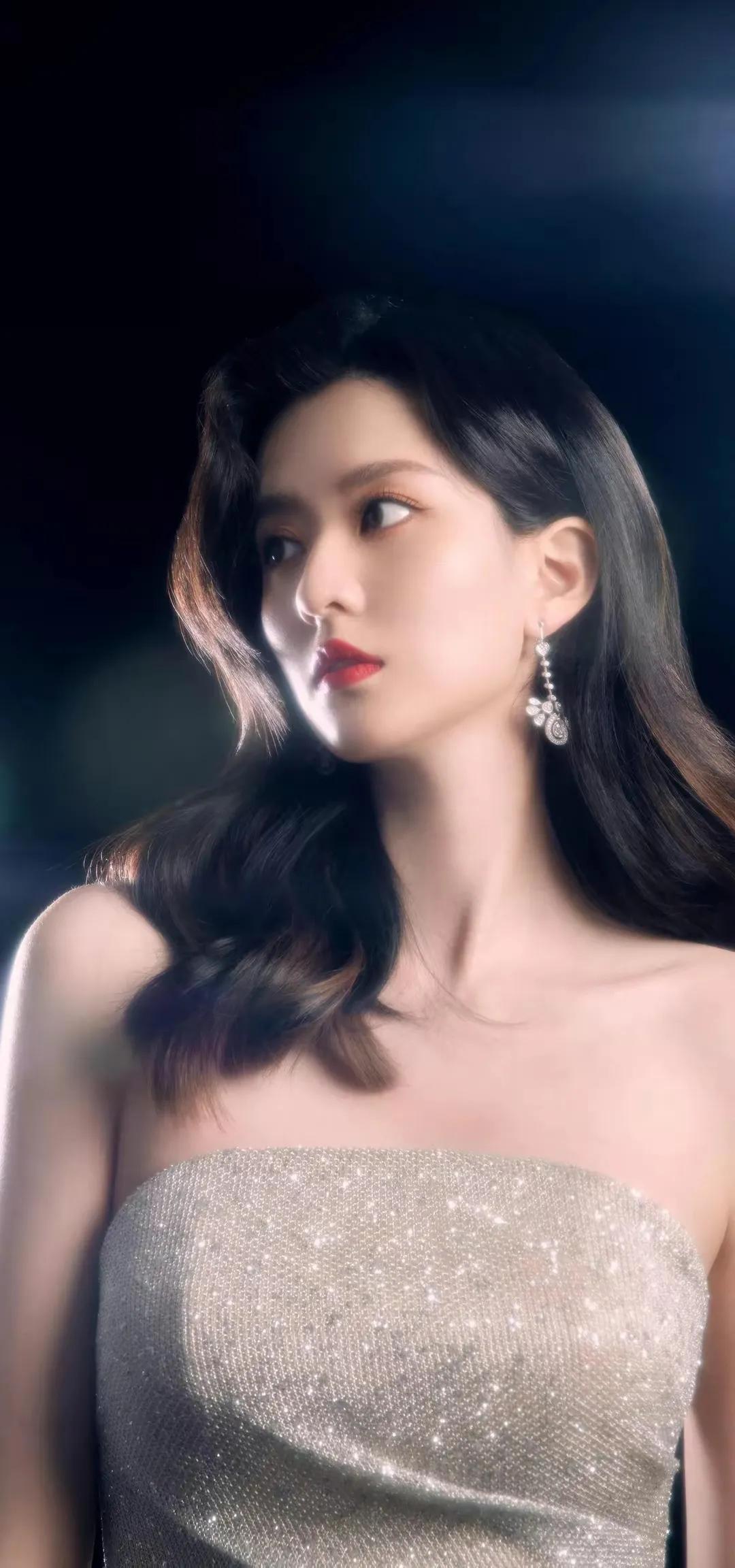 春风唤雨润花田，葱茏岁月韵琴弦