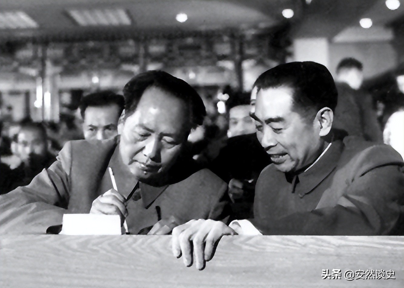 76年毛主席没参加周总理追悼会，*国锋华**含泪解释：老人家身不由己