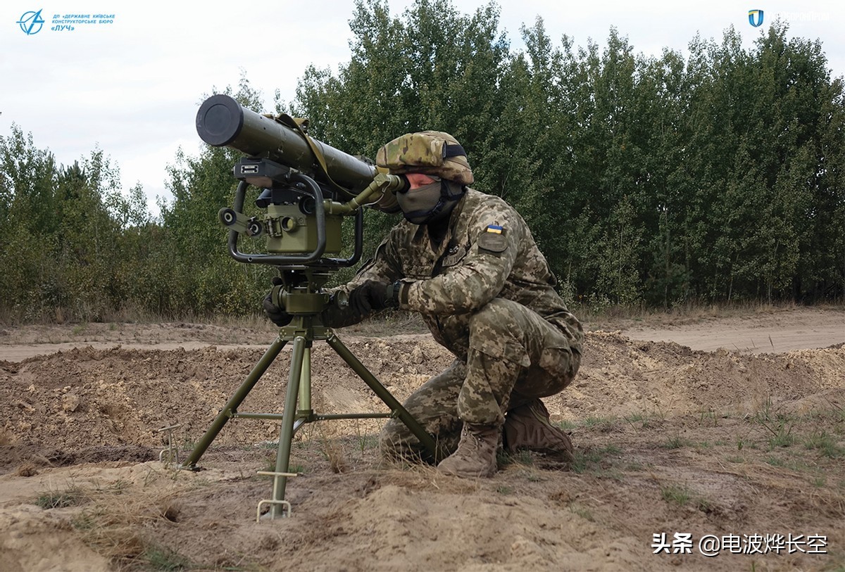 俄军坦克被摧毁炮塔炸飞,俄军坦克被击中救队友