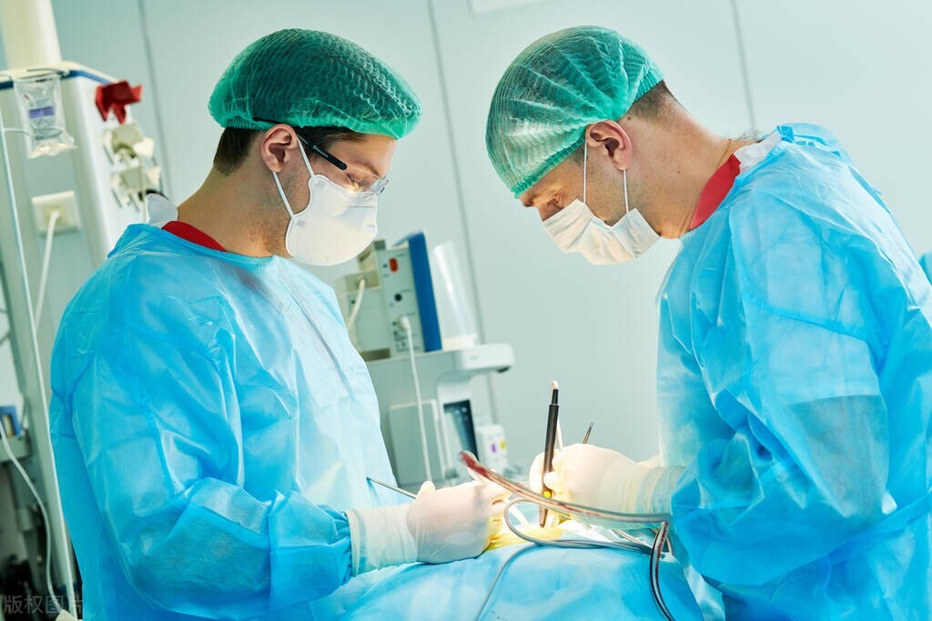 老人摔倒拍片骨头没事就是感觉疼,老人摔倒后肩膀疼痛怎么办